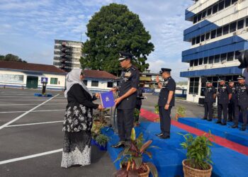 YAHAYA Othman (tengah) menyampaikan sijil penghargaan kepada penerima ketika perhimpunan bulanan di IPK Pahang di Kuantan, Pahang.