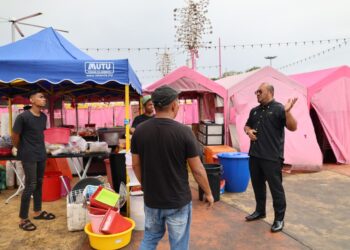 SHAHARUL AZUAR Idris (kanan) turun padang bertemu peniaga di tapak pasar terapung dan Windmill Pink Market di Kampung Pengkalan Rama Pantai, Melaka.