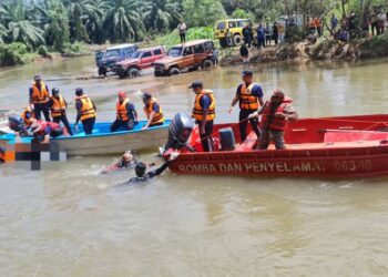 MAYAT mangsa ditemukan tertimbus dengan pasir di dasar sungai pada jarak satu kilometer dari kawasan mangsa dikhuatiri lemas.