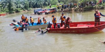 MAYAT mangsa ditemukan tertimbus dengan pasir di dasar sungai pada jarak satu kilometer dari kawasan mangsa dikhuatiri lemas.