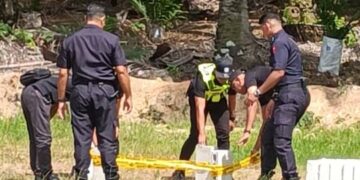 PASUKAN polis menjalankan siasatan di lokasi kejadian tembak di Kampung Bukit Batu, Machap, Simpang Renggam, Kluang.