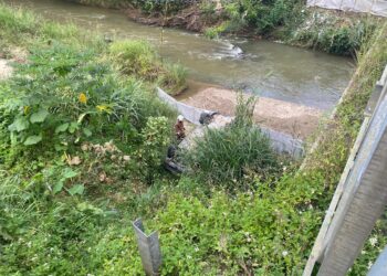 KENDERAAN dipandu seorang buruh ladang terbabas sebelum terhumban ke dalam gaung berhampiran jambatan besi, Pekan Tras, Jalan Lama Raub-Bentong di Raub, Pahang.