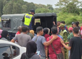 AHLI keluarga berada berhampiran jenazah Muhammad Nur Fitri Abdul Rahman yang ditemukan lemas di Kampung Lanchang, Jasin, Melaka. - UTUSAN/AMRAN MULUP