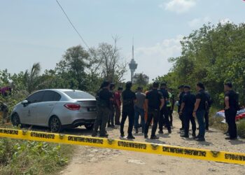 SUSPEK dibawa ke lokasi mangsa dibunuh bagi mencari bahan bukti di tepi Sungai Kuantan berhampiran Jambatan Tanjung Lumpur di Kuantan, Pahang.