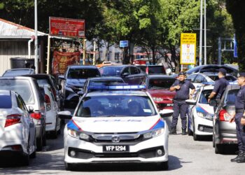 PIHAK-pihak terlibat dalam perbicaraan kes pengabaian Allahyarham Zayn Rayyan Abdul Matin tiba dengan iringan anggota polis di Apartment Idaman di sini semalam. - UTUSAN/AFIQ RAZALI