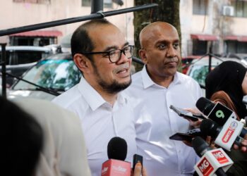 RAMZANI Idris ketika ditemui pemberita selepas sesi prosiding lawatan pengecaman lokasi di Apartment Idaman, Damansara Damai di sini. - UTUSAN/AFIQ RAZALI