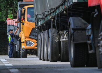 ANGGOTA JPJ memeriksa dokumen pemandu kenderaan berat pada Op Khas Gempur Teknikal Siri 1/2025 di SPK Gombak, Kuala Lumpur. - UTUSAN/SYAKIR RADIN