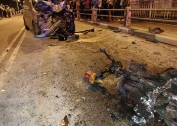 KEADAAN motosikal mangsa yang terbakar selepas terlibat dalam kemalangan di Jambatan Sultan Yahya Petra, Kota Bharu, Kelantan malam tadi.-IHSAN POLIS