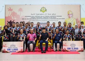 TENGKU Hassanal Ibrahim Alam Shah (duduk, tengah) berkenan menyertai acara Mara Lasak Pahang 2025 di Kampung Ulu Dong di Raub, Pahang.