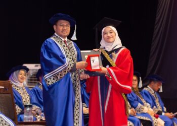 AIMI Nabihah Noor Ariff menerima Anugerah Canselor sempena konvokesyen kesembilan Universiti Automotif Malaysia DRB-Hicom (DHU). di Dewan Canselor Sultan Haji Ahmad Shah di Pekan, Pahang.