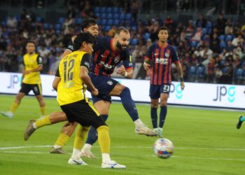 PENYERANG JDT, Jese Rodriguez diasak pertahanan Perak  FC pada aksi Liga Super  di Stadium Sultan Ibrahim, Iskandar Puteri.