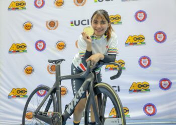 NURUL Izzah Izzati Mohd Asri bersama pingat emas dalam acara Keirin wanita elit kejohanan Berbasikal Asia(ACC)2025 di Velodrome Nasional Nilai-UTUSAN/AMIR KHALID