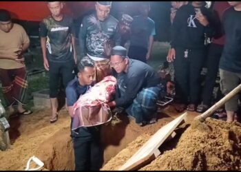 JENAZAH Hud Aryan Mohd. Nur Hafifi dibawa masuk ke liang lahad untuk di kebumikan di Tanah Perbukuran Islam Kampung Kuala Tiga, Tanah Merah, Kelantan awal pagi tadi-UTUSAN/ROHANA MOHD. NAWI