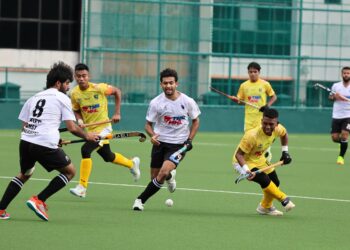 ABDUL Hannan Shahid (tengah) beraksi ketika menentang Armed Forces pada perlawanan Liga Hoki Malaysia (LHM) di Stadium Kementerian Pendidikan Malaysia, Kuala Lumpur, semalam. - UTUSAN/AMIR KHALID