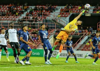 PENJAGA gol Negeri Sembilan FC, Muhamad Aqil Abdul Razak, tertewas selepas sepakkan percuma yang disempurnakan pemain Terengganu FC, Nurillo Tukhtasinov, sehingga membolisi gawang gol ketika beraksi pada Liga Super di Stadium Tuanku Abdul Rahman Paroi, hari ini.-UTUSAN/GAMBAR : MOHD SHAHJEHAN MAAMIN.