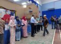 Menteri Luar, Datuk Seri Mohamad Hasan ketika menyampaikan bantuan kepada wakil masjid serta surau sempena Majlis Penyampaian Sumbangan kepada seluruh Masjid dan Surau Parlimen Rembau, di Dewan Ibu Pejabat Polis Daerah (IPD) Rembau, di sini, hari ini. FOTO/ NOR AINNA HAMZAH