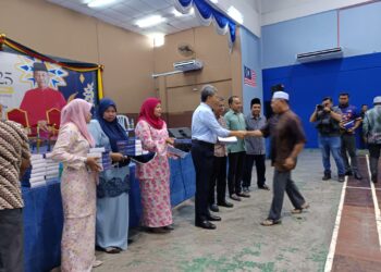 MOHAMAD Hasan ketika menyampaikan bantuan kepada wakil masjid serta surau sempena Majlis Penyampaian Sumbangan kepada seluruh Masjid dan Surau Parlimen Rembau, di Dewan Ibu Pejabat Polis Daerah (IPD) Rembau, semalam. FOTO/ NOR AINNA HAMZAH