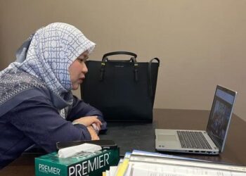 FADHLINA berkongsi gambarnya memujuk seorang pelajar agar menyambung pelajaran ke SBP - FACEBOOK FADHLINA SIDEK