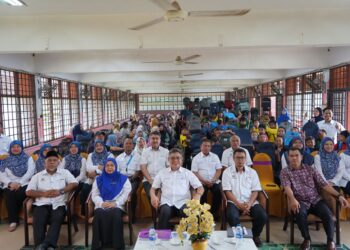 BURHANUDDIN Hilmi Mohamed @ Harun (tengah) bersama sebahagian penerima bantuan Kembali Ke Sekolah 2025 di Sekolah Kebangsaan Atas Tol, Terengganu hari ini. - UTUSAN/KAMALIZA KAMARUDDIN