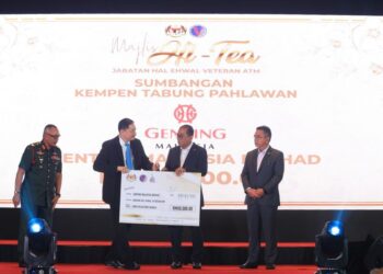 (Dua dari kiri) Lee Thiam Kit, Presiden Genting Malaysia Berhad, menyerahkan sumbangan Tabung
Pahlawan berjumlah RM50,000 kepada Menteri Pertahanan, Datuk Seri Mohamed Khaled Nordin (dua dari kanan), disaksikan Timbalan Menteri
Pertahanan, Adly Zahari (kanan).