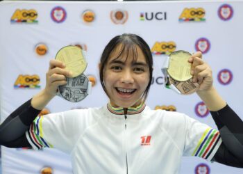 Nurul Izzah Izzati Mohd Asri bersama koleksi pingat dimenanginya  pada Kejohanan Berbasikal Trek Asia 2025 di Velodrom Nasional, Nilai. - UTUSAN/AMIR KHALID