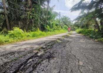 KEADAAN jalan utama Kampung Tebing Rebak yang rosak dan mengalami mendap ketika tinjauan di Bagan Datuk, Perak semalam.