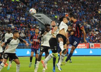 PEMAIN Johor Darul Ta'zim (JDT), Corbin Ong (kanan) menanduk bola ke gawang gol Terengganu FC dalam saingan separuh akhir kedua Piala Malaysia di Stadium Sultan Ibrahim, Iskandar Puteri, kelmarin. - UTUSAN/RAJA JAAFAR ALI