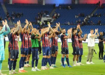 Pemain pasukan Johor Darul Ta'zim (JDT) meraikan kejayaan menjuarai Liga Super buat kali ke-11 selepas menewaskan Perak FC 2-0 di Stadium Sultan Ibrahim, Iskandar Puteri, Johor Bahru, kelmarin. - UTUSAN/RAJA JAAFAR ALI