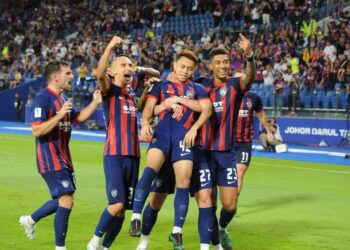 PEMAIN-pemain Johor Darul Ta'zim (JDT) meraikan jaringan gol Arif Aiman Hanapi menentang Pohang Steeler FC dalam saingan Liga Juara-Juara Asia Elit di Stadium Sultran Ibrahim, Iskandar Puteri,, kelmarin. - UTUSAN/RAJA JAAFAR ALI