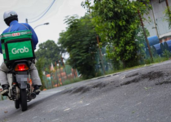 JALAN raya berlubang serta permukaan tidak rata bukan sahaja merosakkan kenderaan, malah berpotensi menjadi punca kemalangan yang meragut nyawa.