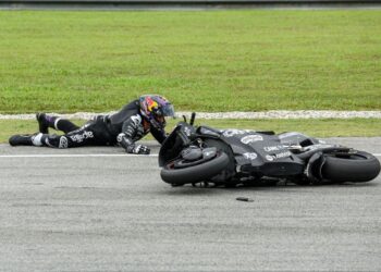 Jorge Martin terjatuh semasa ujian pramusim di Litar Antarabangsa Sepang, awal Februari lalu. - UTUSAN/FARIZ RUSADIO