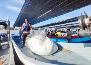 ZULKARNAIN Abd Hamid mengambil keputusan untuk tidak turun ke laut kelmarin disebabkan penurunan harga ikan kembung sejak seminggu lalu di Kuala Muda, Sungai Petani, Kedah.