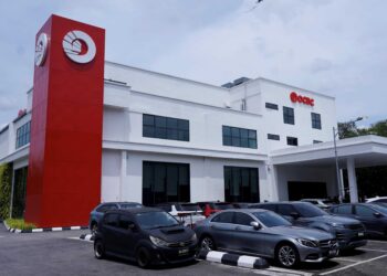 PELANCARAN pembukaan Pusat Pelanggan Persendirian Premier OCBC di Bangsar di sini hari ini. UTUSAN/FAUZI BAHARUDIN