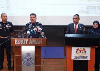 AZMI Abu Kassim (dua dari kiri) bersama Ketua Pengarah JAS, Datuk Wan Abdul Latiff Wan Jaffar (dua dari kanan) dalam sidang akhbar Op Hazard di Ibu Pejabat Polis Bukit Aman, Kuala Lumpur. - UTUSAN/FAUZI BAHARUDIN