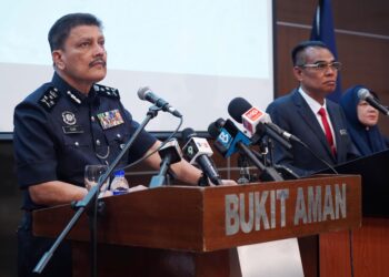 Pengarah Jabatan Keselamatan Dalam Negeri dan Ketenteraman Awam (JKDNKA), Datuk Seri Azmi Abu Kassim (dua kiri) bersama Ketua Pengarah Jabatan Alam Sekitar (JAS), Datuk Wan Abdul Latiff Wan Jaffar (dua kanan) pada sidang akhbar Op Hazard di Menara Bukit Aman di sini hari ini. Gambar FAUZI BAHARUDIN