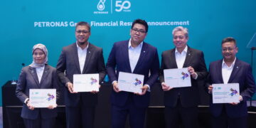 Tengku Muhammad Taufik (tengah) menunjukkan laporan Keputusan Kewangan Kumpulan Petronas pada sidang akhbar pengumuman prestasi kewangan Petronas bagi tahun 2024 di Menara Berkembar Petronas di Kuala Lumpur, semalam. Turut serta Naib Presiden Eksekutif dan Ketua Pegawai Kewangan Kumpulan Petronas, Liza Mustapha (kiri); Naib Presiden Eksekutif & Ketua Pegawai Eksekutif Huluan Petronas, Mohd Jukris Abdul Wahab (dua kiri);  Naib Presiden Eksekutif & Ketua Pegawai Eksekutif Gas & Perniagaan Maritim Datuk Adif Zulkifli (dua kanan) dan Naib Presiden Eksekutif & Ketua Pegawai Eksekutif Hiliran Datuk Sazali Hamzah (kanan). - UTUSAN/FAUZI BAHARUDIN