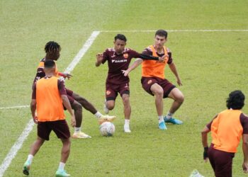 BARISAN pemain Selangor FC menjalani latihan di Stadium Majlis Bandaraya Petaling Jaya (MBPJ) menjelang aksi final kedua Piala Cabaran menentang PDRM FC, malam ini.-IHSAN SELANGOR FC