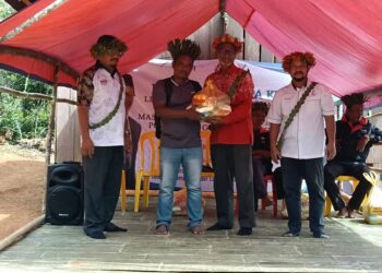 WAN ABD. RAHIM Wan Abdullah (dua dari kanan) menyampaikan bakul makanan kepada penduduk Orang Asli di Pos Simpor, Gua Musang, Kelantan.