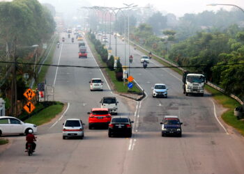 NYAMAN... Keadaan berkabus dapat dilihat di Jalan Guchil berhampiran Sekolah Menengah Kebangsaan (SMK) Kuala Krai, Kelantan, semalam. - UTUSAN/KAMARUL BISMI KAMARUZAMAN