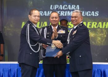 NOOR Hisam Nordin (tengah) menyaksikan serah terima tugas jawatan Ketua Polis Daerah Hilir Perak daripada SAC Ahmad Adnan Basri (kiri) kepada ACP Dr. Bakri Zainal Abidin (kanan) di Mes Pegawai Kanan Polis Perak di Ipoh hari ini. - UTUSAN/MUHAMAD NAZREEN SYAH MUSTHAFA