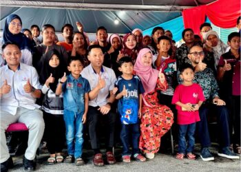 FADHLINA Sidek bersama penerima sumbangan kelengkapan sekolah sempena Program Ceria Ke Sekolah TNB 2025 di Nibong Tebal, Pulau Pinang, semalam. – MINGGUAN/SITI NUR MAS ERAH AMRAN