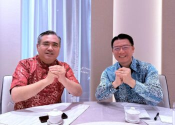 NGA Kor Ming (kanan) mengadakan pertemuan bersama Anthony Loke Siew Fook bersempena Tahun Baharu Cina.-FACEBOOK NGA KOR MING