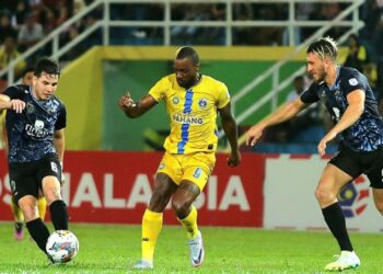 Kpah Sherman (tengah) tidak dapat beraksi dalam final Piala Malaysia selepas mengutip dua kad kuning sebelum ini. - UTUSAN/SHAIKH AHMAD RAZIF