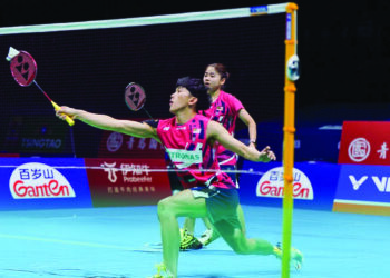 Hoo Pang Ron-Cheng Su Yin  tumpas kepada Tan Chung Man-Ng Tsz Yau 21-17, 17-21, 11-21 dalam aksi pertama menentang hong Kong, semalam.- IHSAN BAM