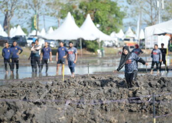 ORANG ramai menyertai antara aktiviti bersempena Pesta Angin Timur 2025 di Kampung Lat Seribu, Tambun Tulang, Perlis, semalam. – MINGGUAN/IZLIZAN OTHMAN