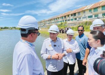 AHMAD Zahid Hamidi (dua kiri) mendengar taklimat Jabatan Pengairan dan Saliran (JPS) Sabah ketika lawatan ke tapak projek RTB Lido di Kota Kinabalu, Sabah, semalam.