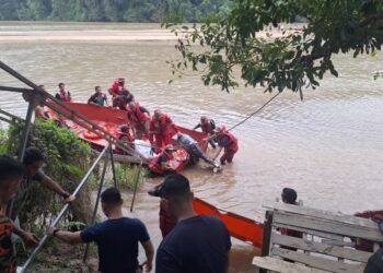 MAYAT Muhammad Naufal Aiman Dzulkarnain dijumpai pasukan penyelamat pada pukul 7 petang tidak jauh dari kawasan beting pasir Sungai Perak di Kampung Tepus, Parit hari ini. - UTUSAN/IHSAN JBPM