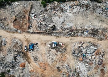 LEBIH 52 hektar kawasan di Kampung Seri Sentosa, Kuala Selangor, Selangor dijadikan tempat pelupusan
sampah haram oleh pihak tidak bertanggungjawab. – UTUSAN/MUHAMAD IQBAL ROSLI