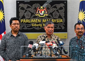 MOHAMAD Sabu dalam sidang media khas mengenai penyelarasan harga padi dan beras di Parlimen, semalam.–JABATANPENERANGAN