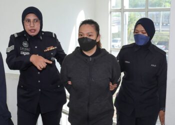 Seorang wanita dibawa ke mahkamah untuk didakwa atas pertuduhan kes tidak puas hati dalam urusan pembebasan seorang tahanan bernama Muhammad Nizamudin Ahmad atau dikenali sebagai Along Cham di Mahkamah Sesyen Bangi di sini hari ini. GAMBAR - AMIR KHALID